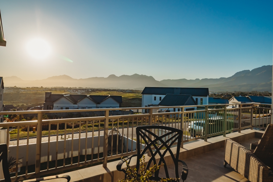 5 Bedroom Property for Sale in Kingswood Golf Estate Western Cape
